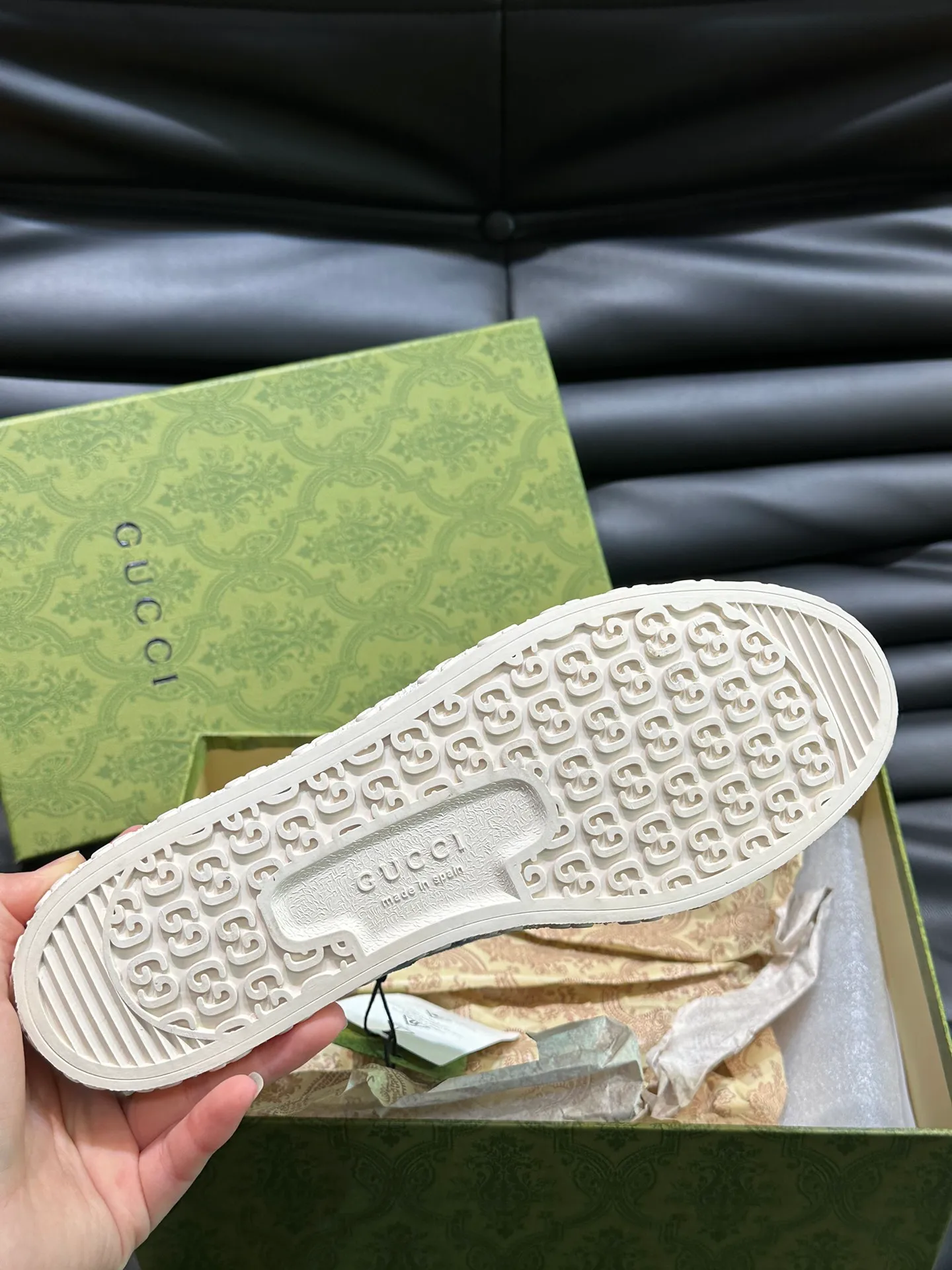 Men's shoes 💰p380 "GUCC*" Couple style 👫 lace-up canvas sneakers, crafted from light blue GG denim fabric, showing uniqueness. Classic details such as the GG printed embossed outsole, interlocking G and "Gucci" embroidery add to the glamorous style. Privately-made T men's shoes 💰pU original outsole, with exquisite details, impeccable fit, and a flat toe that has a retro feel! Customized canvas, classic double G logo, and the spring and summer color combinations are also very interesting! Size: Female 35-39. Male 38-44